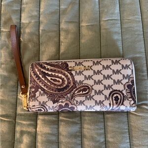 Michael Kors Jet Set Paisley Continental
Zip Wallet